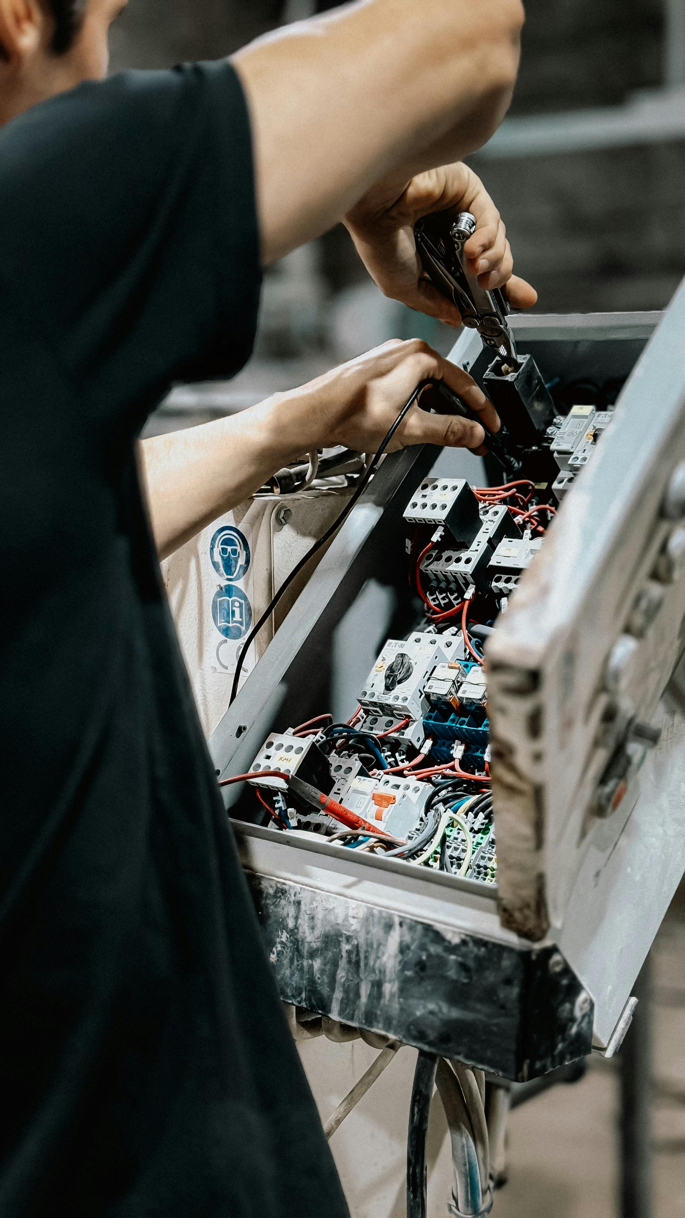 Bedrading en schakelmateriaal in een elektrische schakelkast